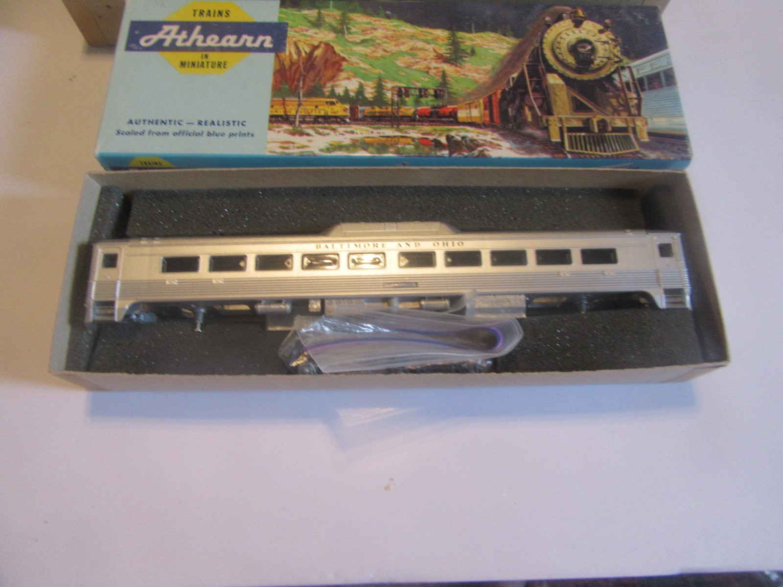 2 HO scale Athearn B&O RDC’s. 1 powered, 1 dummy. new rubber bands included.
