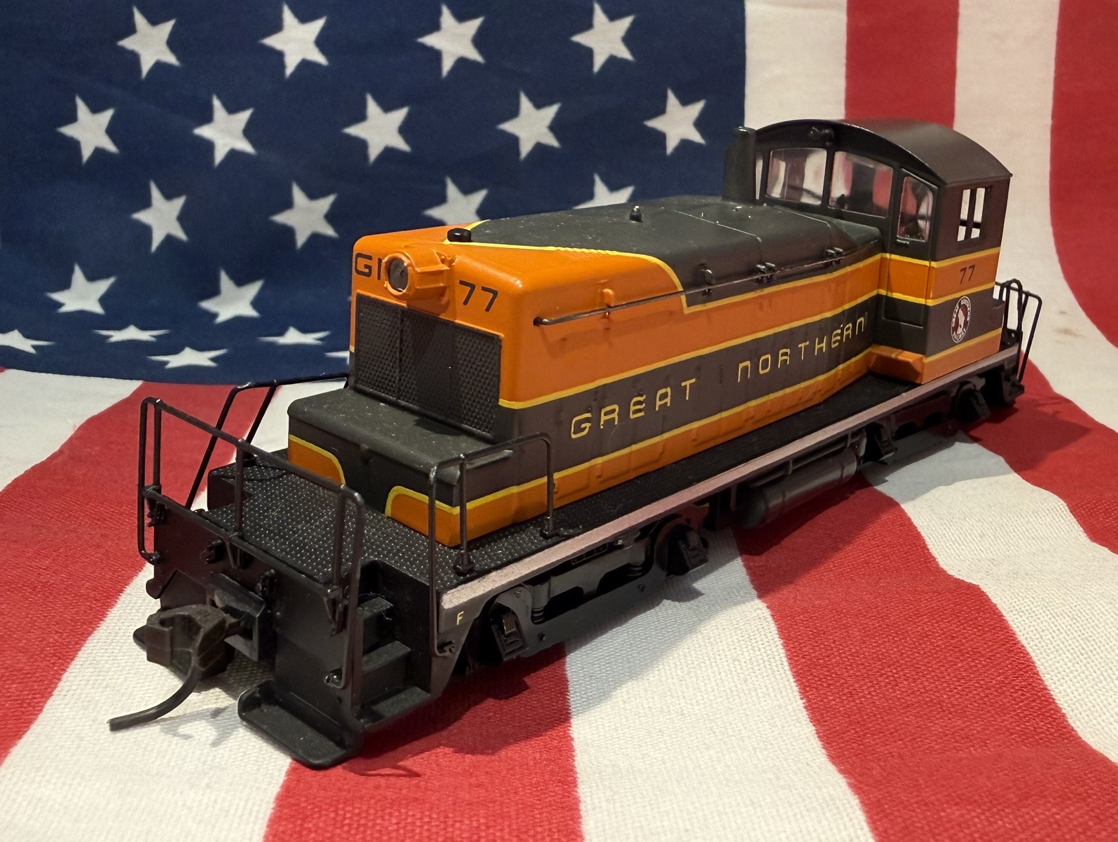 Walthers HO Scale Great Northern #77 Switcher Locomotive DC Runs Needs Repair