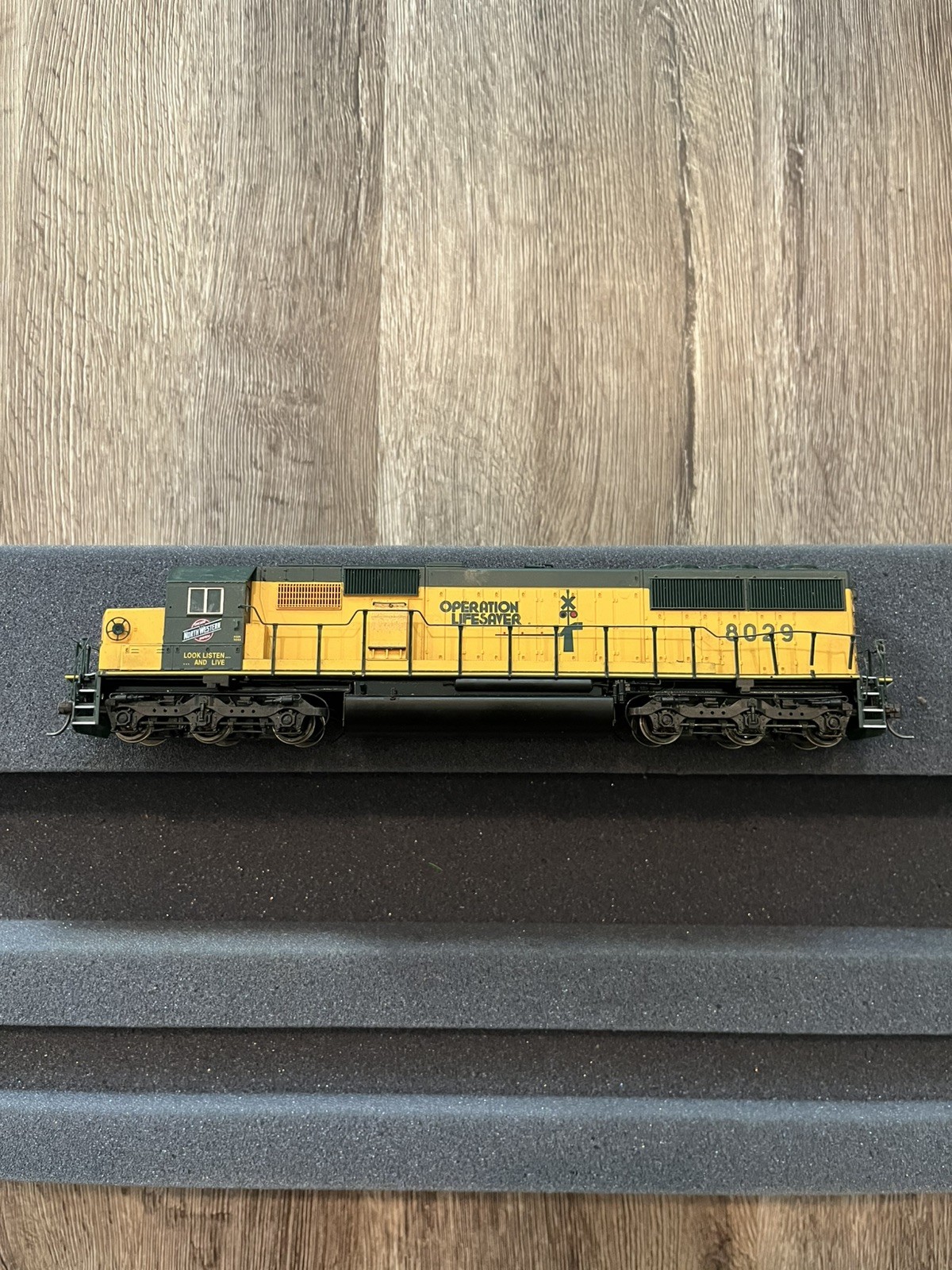 HO PROTO 2000 SD-60 CHICAGO NORTH WESTERN CNW OPERATION LIFESAVER