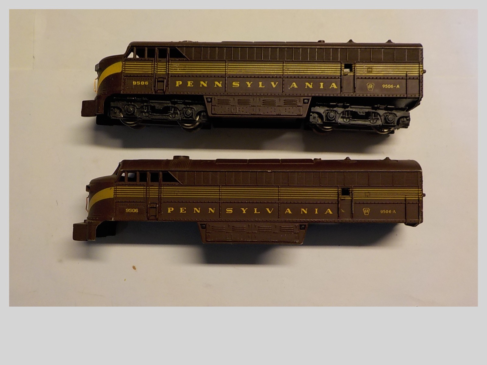 HO Lot Of 2 Vintage AHM Tempo Diesel Locomotive Pennsylvania 9506-A 1 Is A Shell