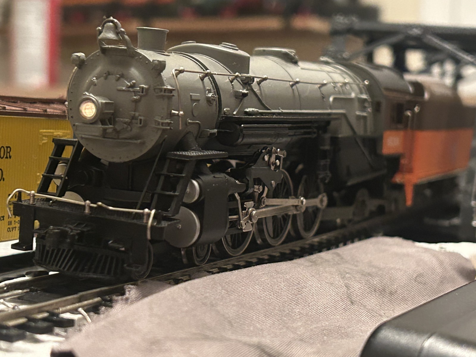 HO SCALE-MILWAUKEE ROAD “CHIPPEWA” 4-6-2 ENGINE #5087+TENDER -RIVAROSSI AHM