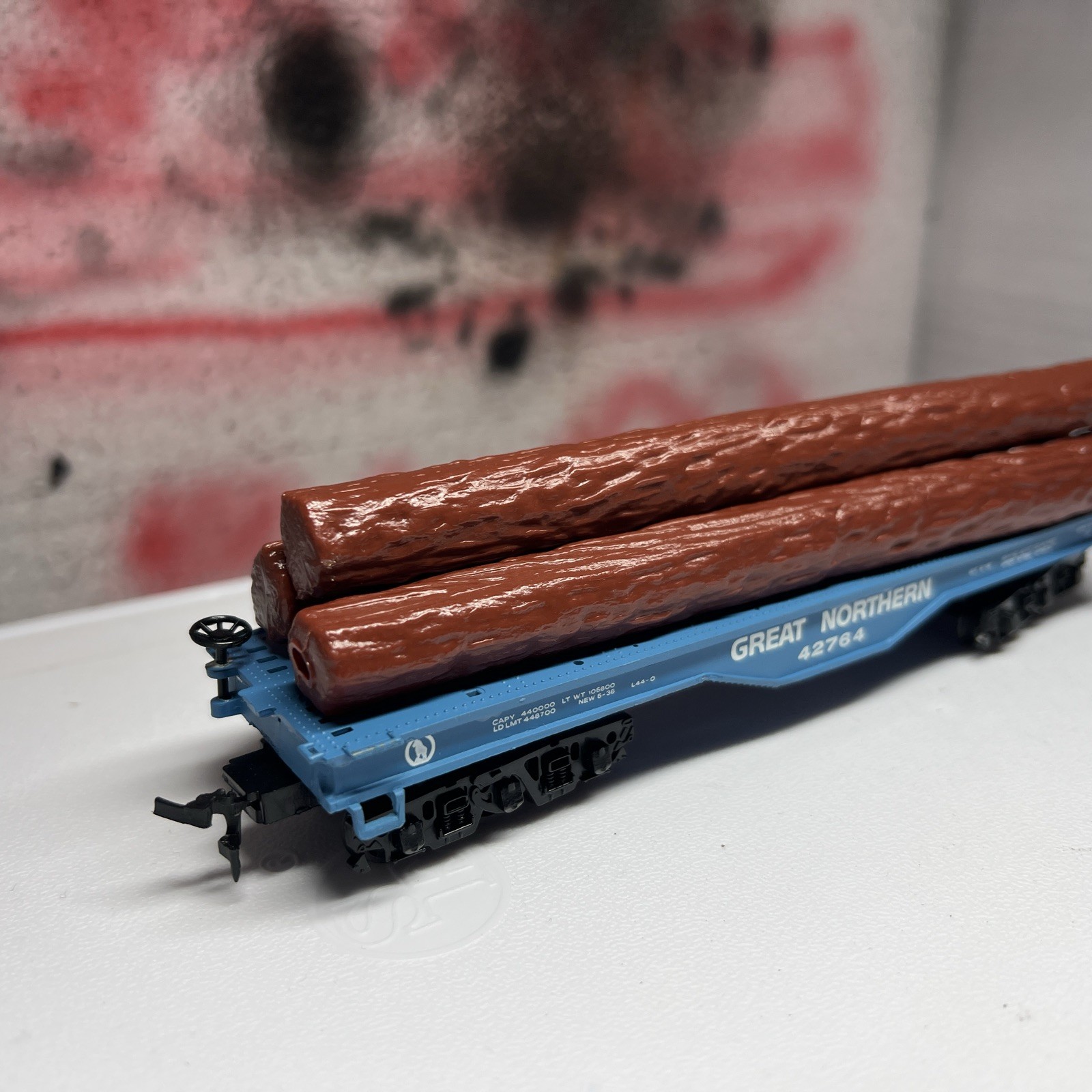 HO SCALE BACHMANN GREAT NORTHERN Flatcar W/Logs 42764
