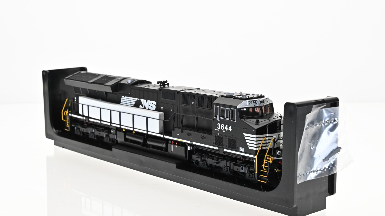 InterMountain ET44AC Norfolk Southern 3644 DCC w/Sound HO scale