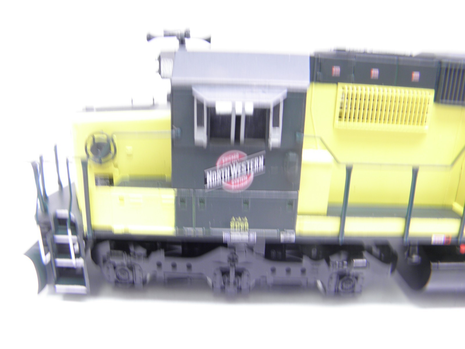 ATHEARN SD-60 CHICAGO & NORTHWESTERN #8010 – HO SCALE CHECKED & RUNS DCC PLUG