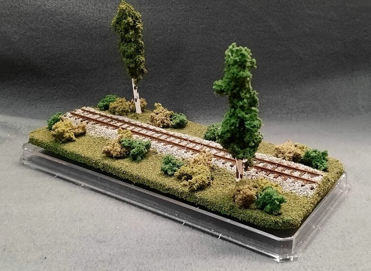 HOn3 SCALE 9″ SINGLE TRACK DISPLAY CASE – SUMMER SCENE- FOR ANY HOn3 TRAINS