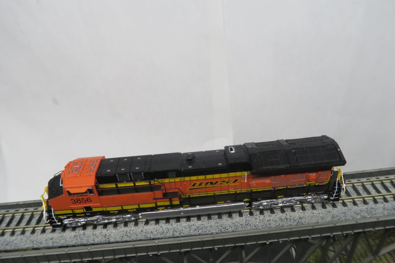 SCALETRAINS RIVET COUNTER N SCALE SXT30609 GE TIER 4 BNSF RWY ET44C4 #3856!