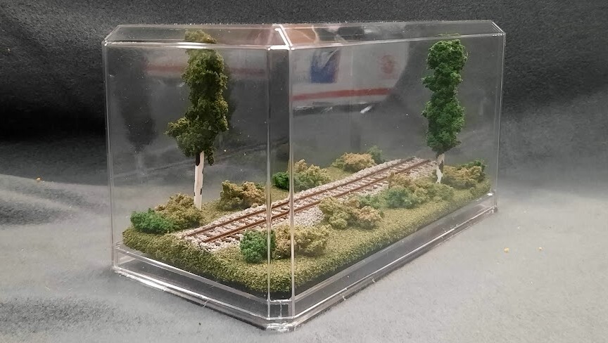 HOn3 SCALE 9″ SINGLE TRACK DISPLAY CASE – SUMMER SCENE- FOR ANY HOn3 TRAINS