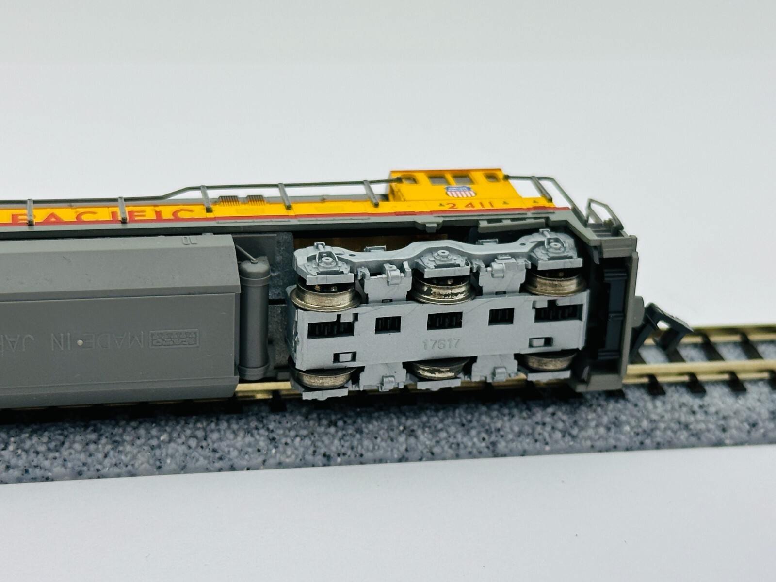 KATO #176-30B N Scale C30-7 DIESEL LOCOMOTIVE – UNION PACIFIC #2708