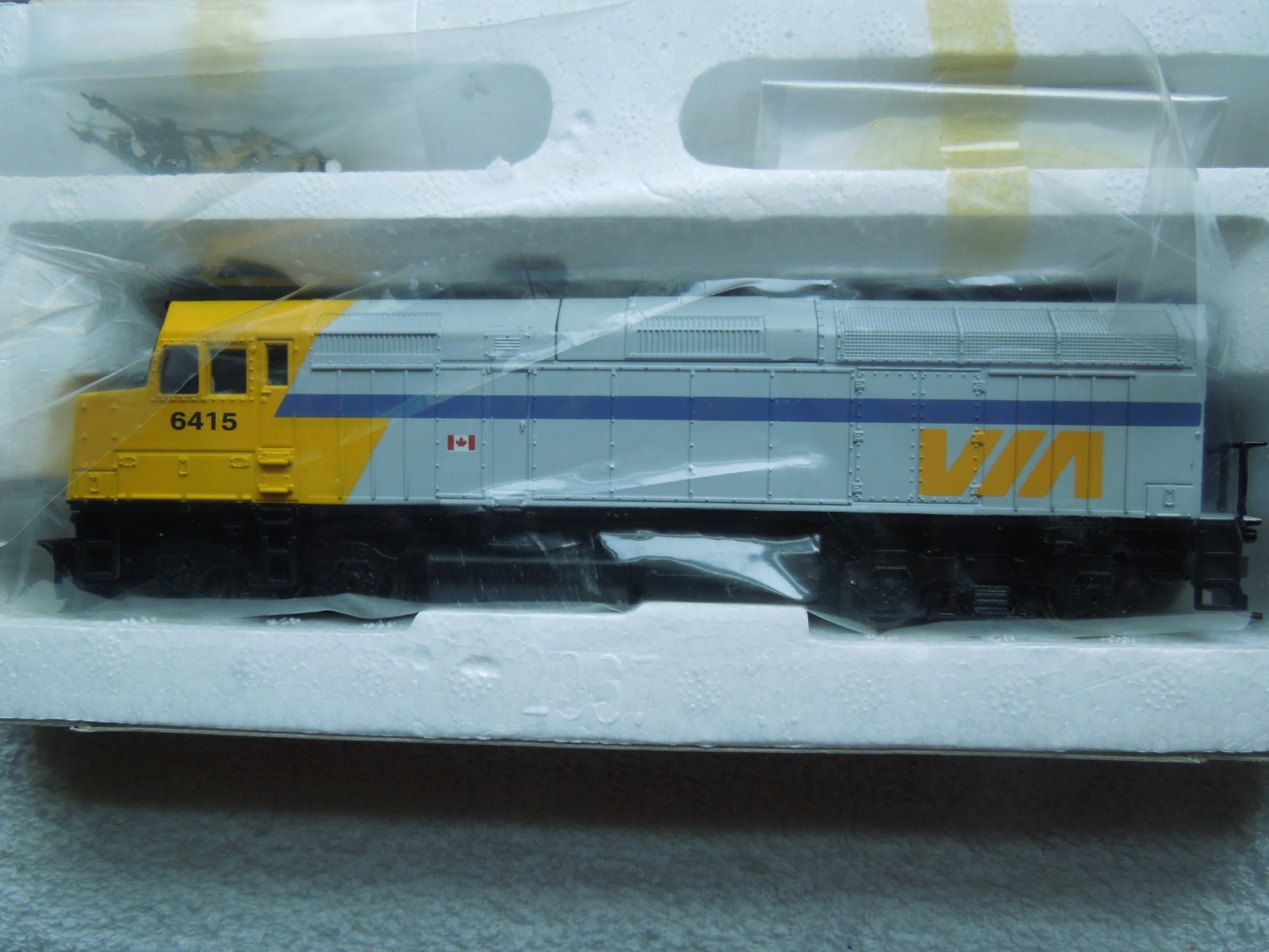 HO SCALE WALTHERS TRAINLINE EMD F40PH VIA RAIL LOCOMOTIVE #931-308