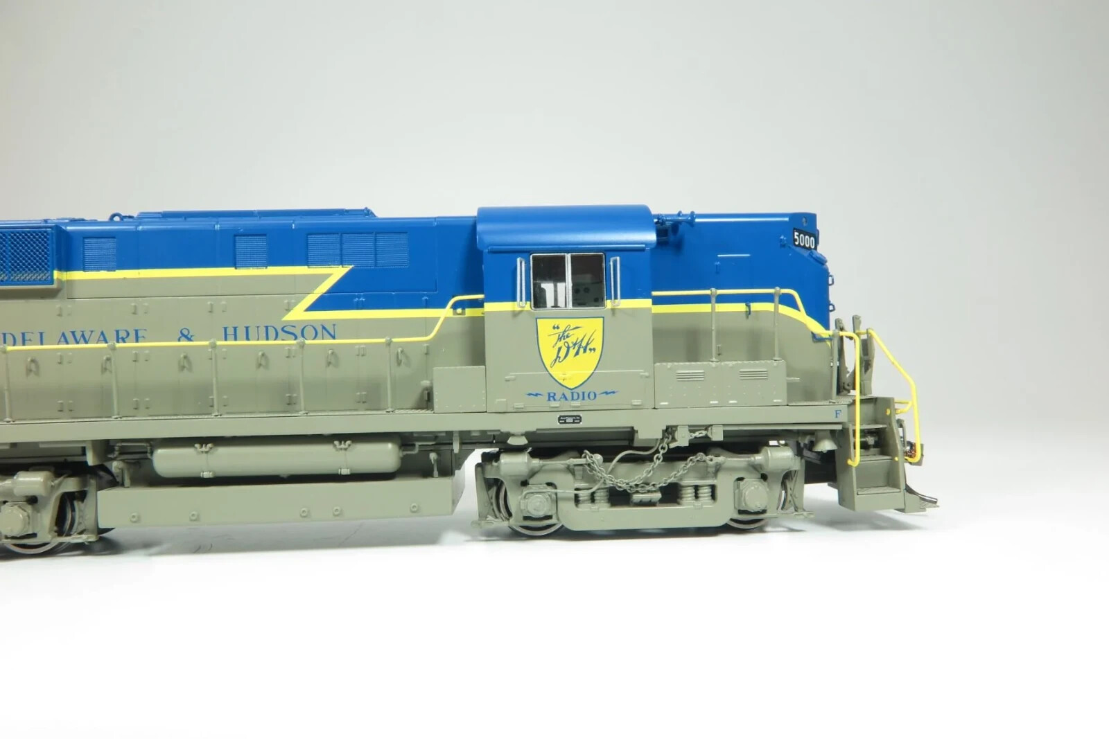 HO RS-11 (DC/Silent): Delaware & Hudson – Lightning Stripe: #5000