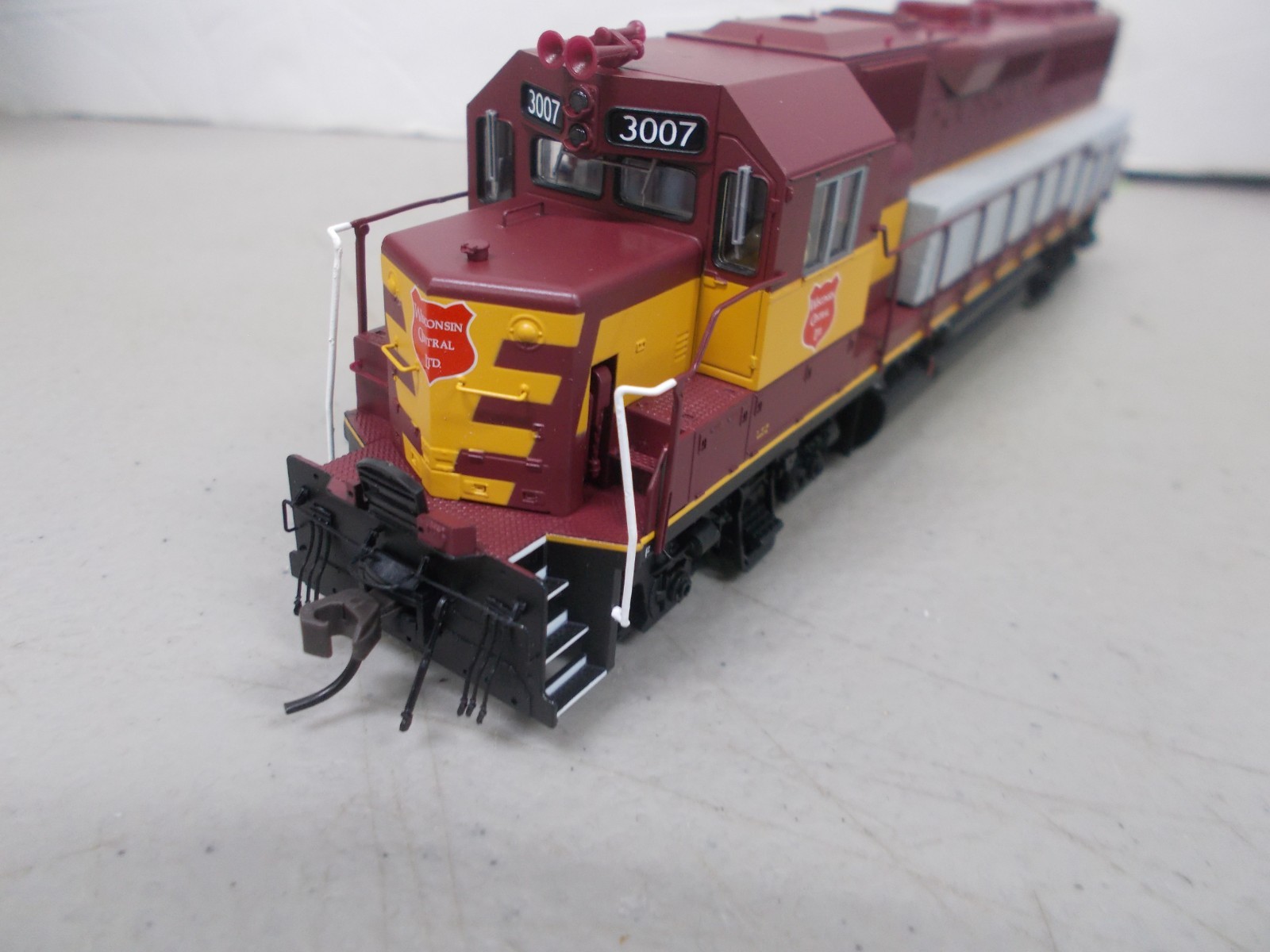 ATLAS MASTER # 9723~WISCONSIN CENTRAL GP-40 LOCOMOTIVE # 3007 WITH DCC~HO SCALE