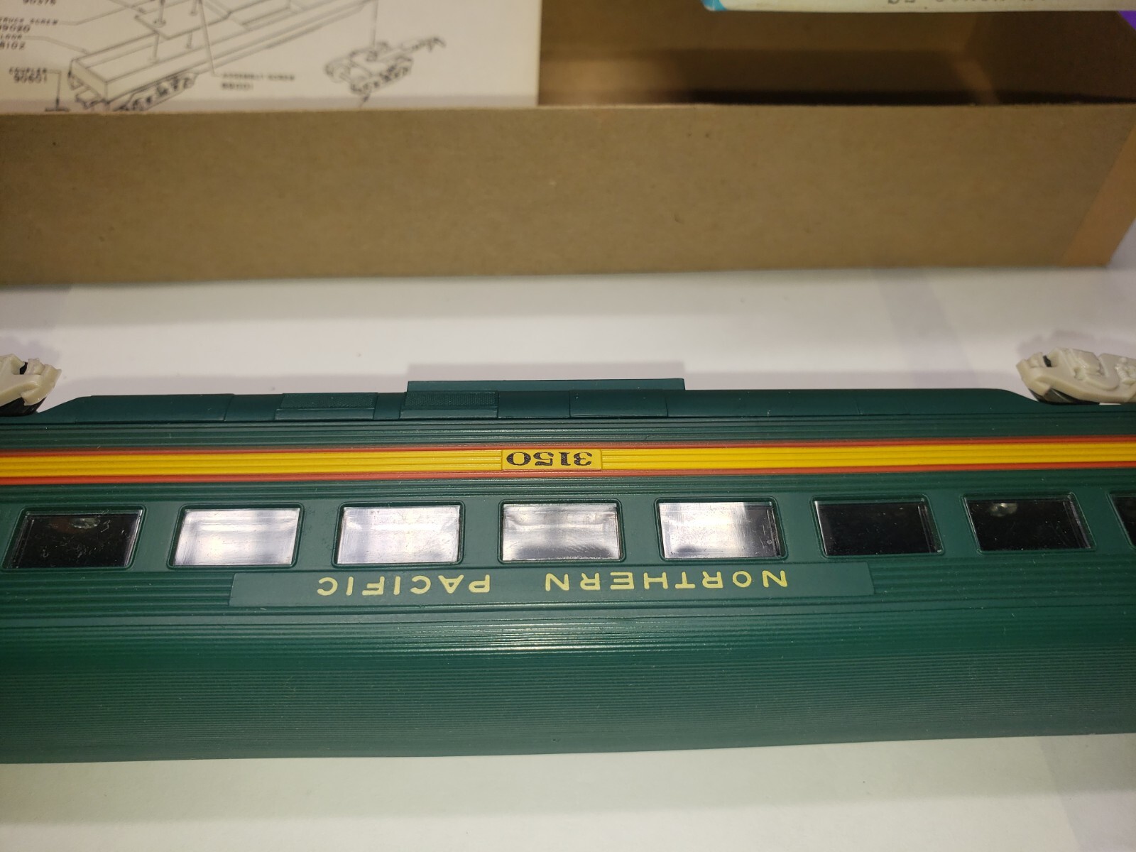 N P RAILWAY EXPRESS COACH CAR 3150 Athearn HO Scale Northern Pacific With Box