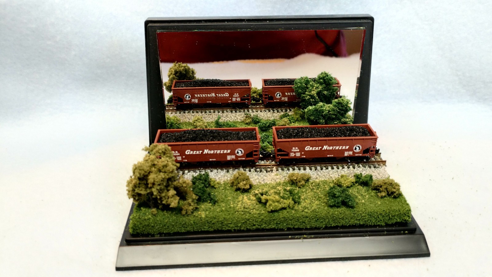 Z SCALE DISPLAY MIRROR CASE – GREAT VIEW FOR ANY Z LOCO OR CAR