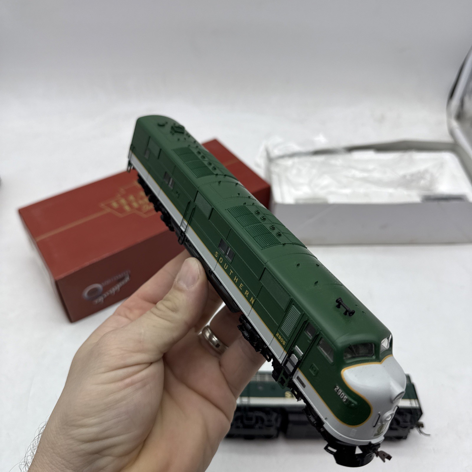 Broadway Limited HO Southern Railway Paragon DCC And Sound EMD E7A #2905 B Unit