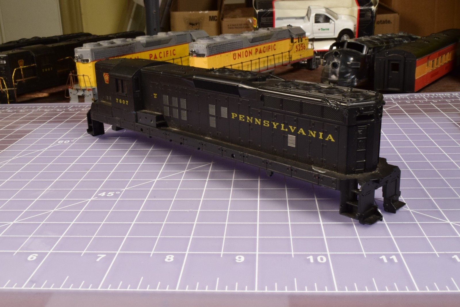 athearn HO SHELL Pennsylvania PRR 7607 SD9 2 Hole Mounts approx 3 in apart TTS