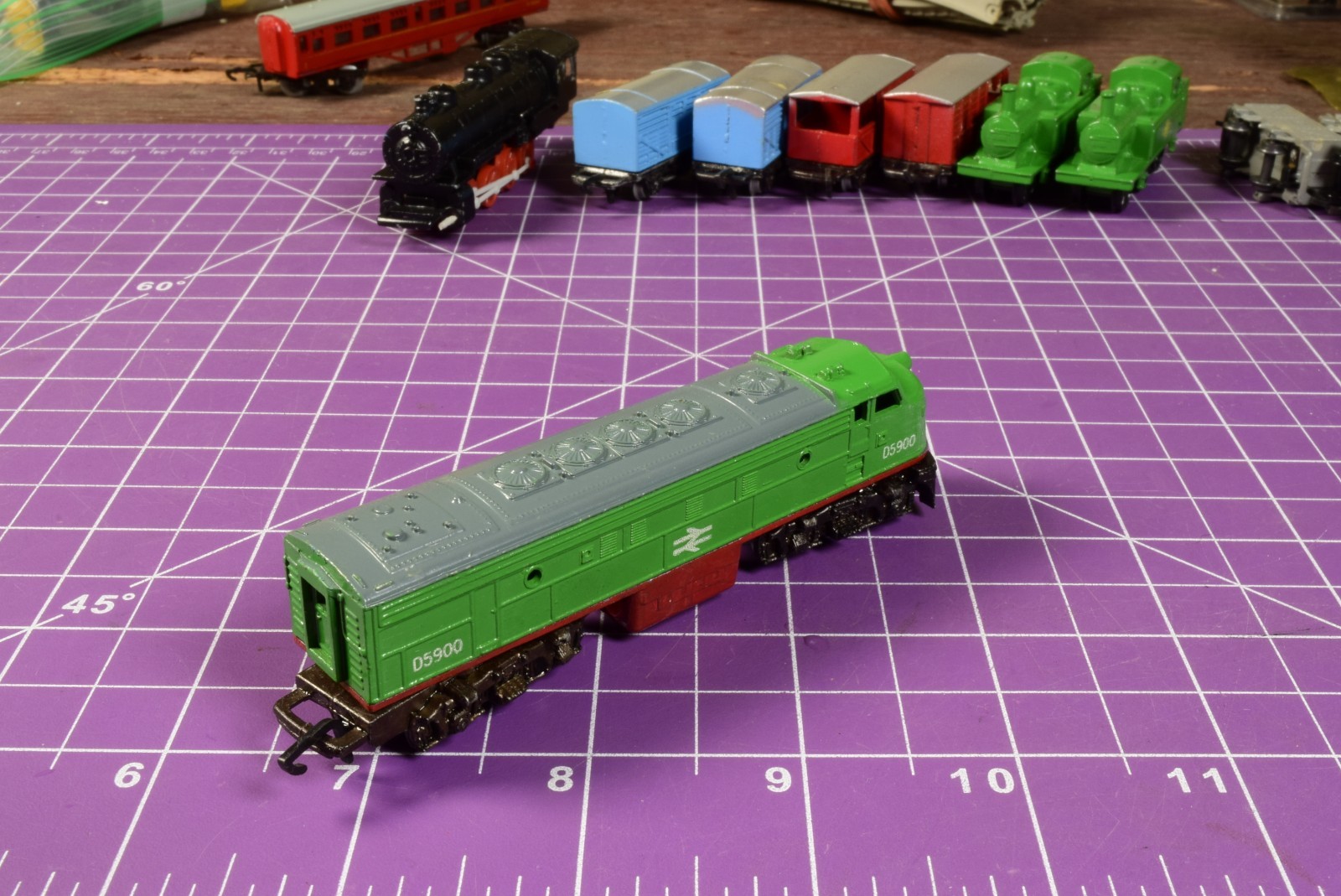 N/OOO SCALE – Lone Star Treble-O-Trains green Locomotive F series even