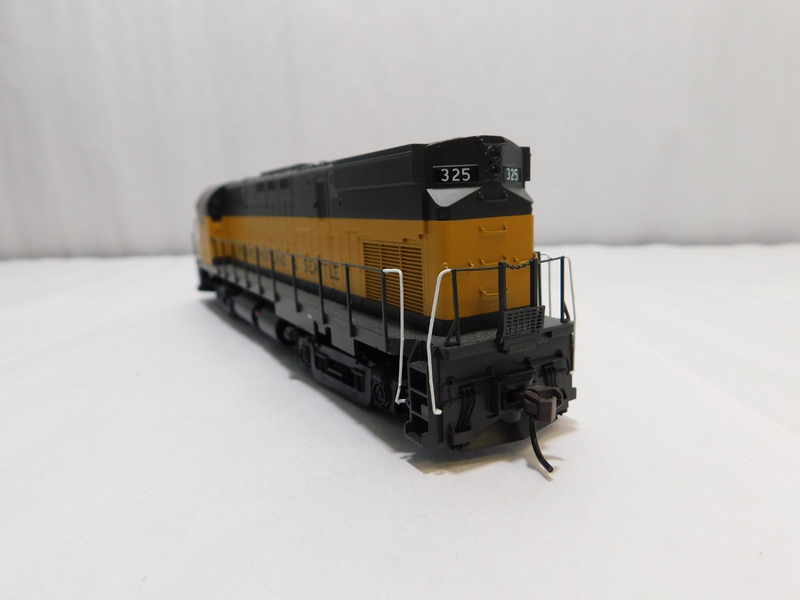 Atlas 10-002-568 HO Scale C425 Phase 2 Locomotive, DCC+Sound, SP&S #325