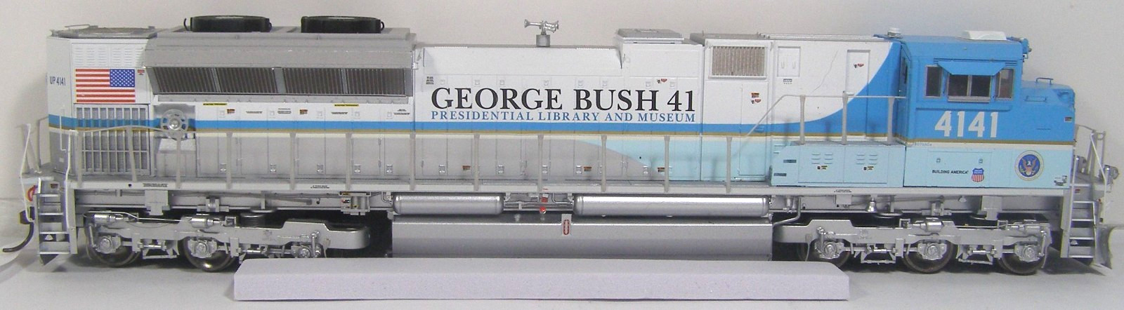 Athearn HO Model RR Diesel Locomotive w/Sound Genesis Bush 4141 SD7OACE TZA