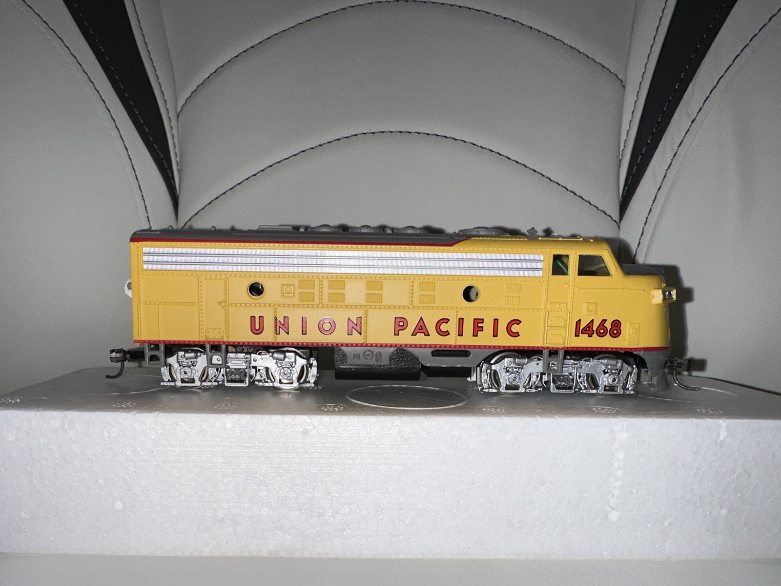 Bachmann Ho Scale Union Pacific EMD F9 Diesel (UP1468)