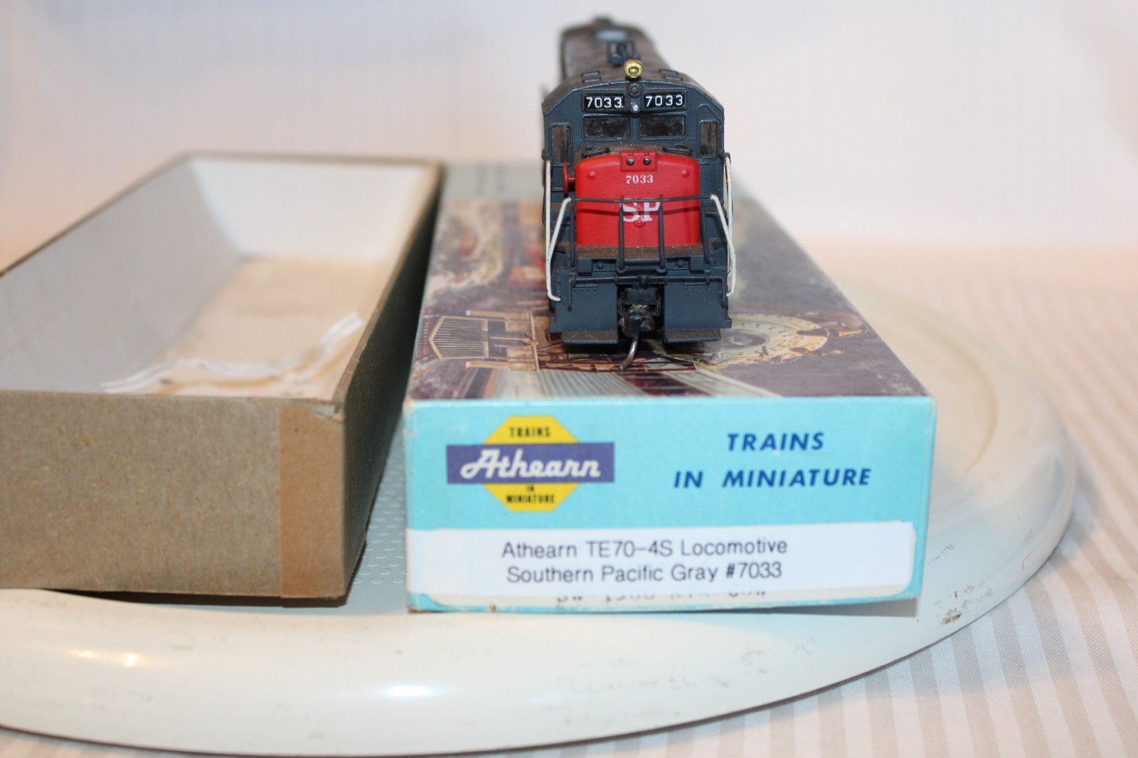 HO Scale Athearn, TE70-4S Diesel Locomotive, Southern Pacific, Gray #7033