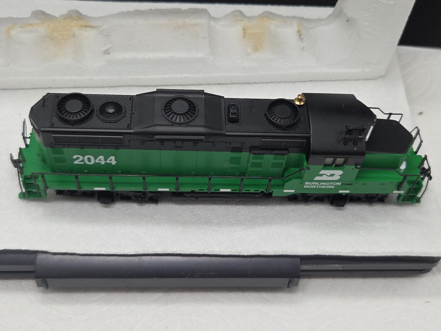 HO Mantua GP-20 Diesel Burlington Northern 2044 Green Black 414 – 063