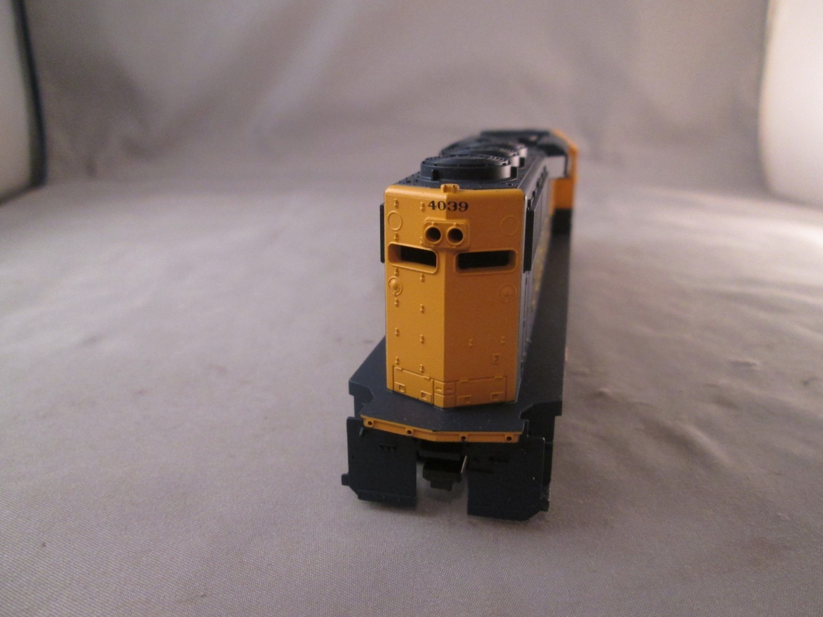 Athearn HO Scale Santa Fe #4039 GP60 Diesel Locomotive Dummy new good condition