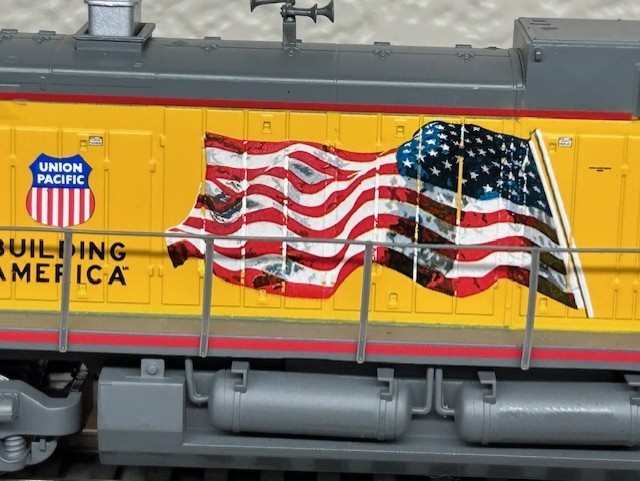 UNION PACIFIC- AC4400 ” BUILDING AMERICA FLAG ” LOCO- DC/DCC ready HO Scale NEW