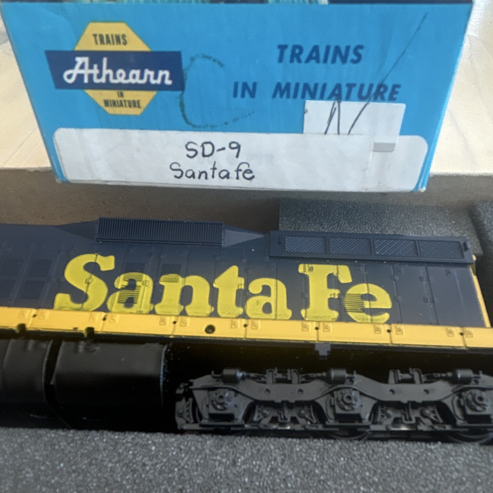 Dummy Athearn HO EMD SD9 Diesel Locomotive Santa Fe #2963 DC Analog
