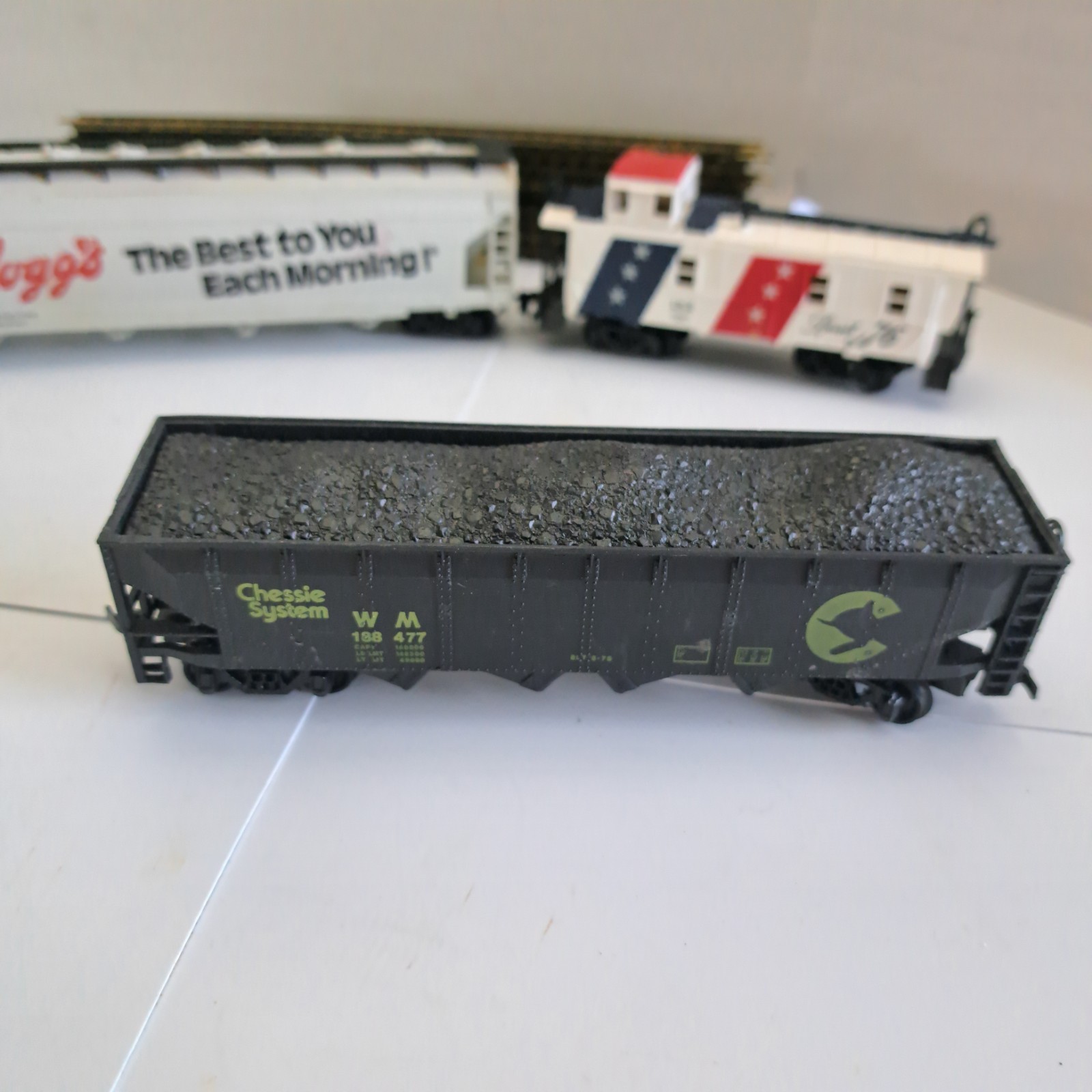 HO Scale AHM Alco Century 424 Central NJ Locomotive 1540, Tender, 3 Cars, Tracks