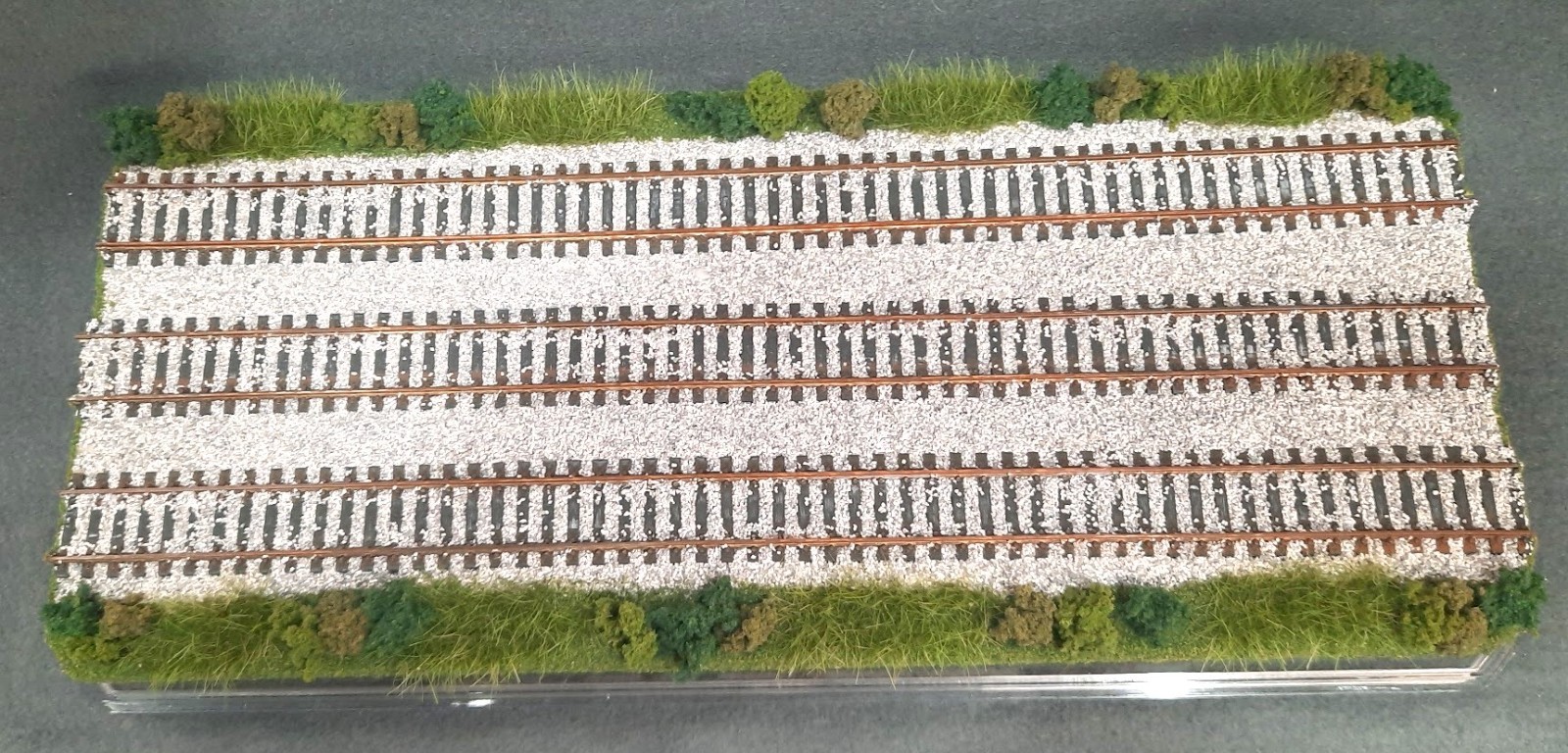 HO SCALE 16″ TRIPLE TRACK “SUMMER SCENE” – DISPLAY CASE – FOR ANY HO TRAIN