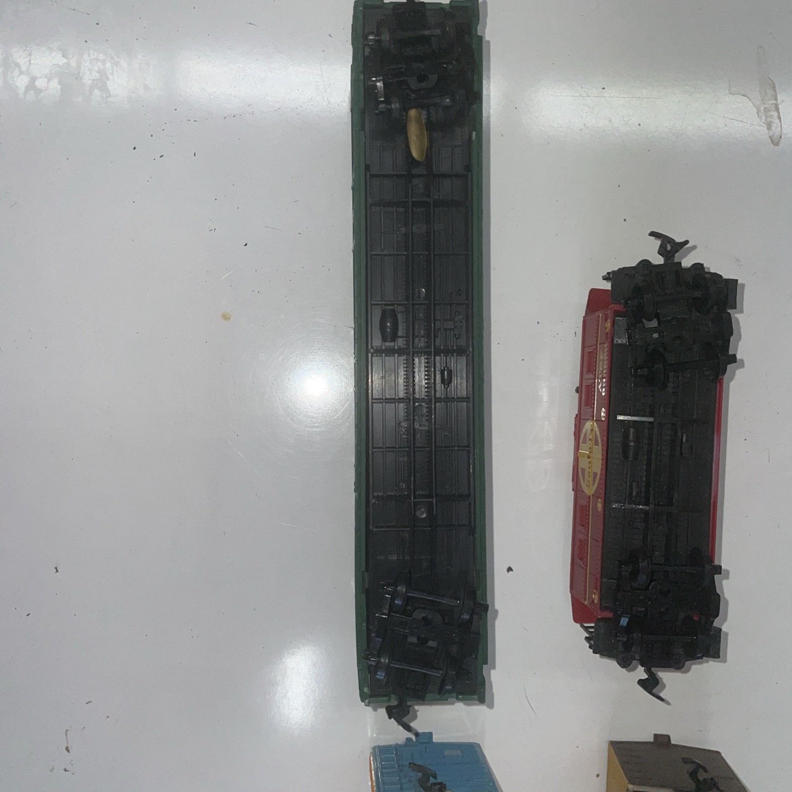 Used Life-Like Ho Scale Santa Fe Engine 3500 and 4 Cars, Cattle Car, Untested .