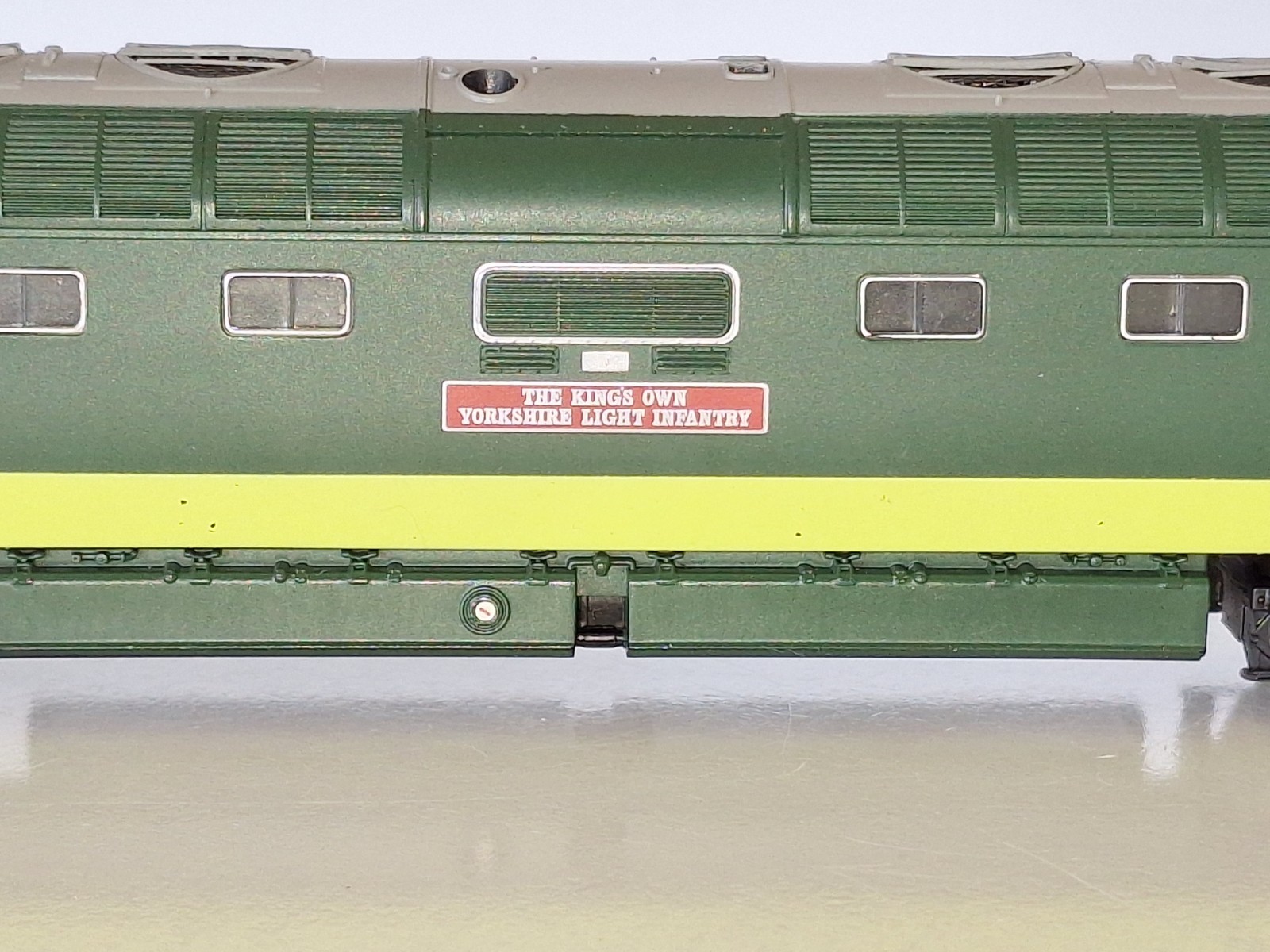 Bachmann 32-525A. DCC Ready. Deltic Co-Co Diesel The Kings Own Yorkshire. OO. DC