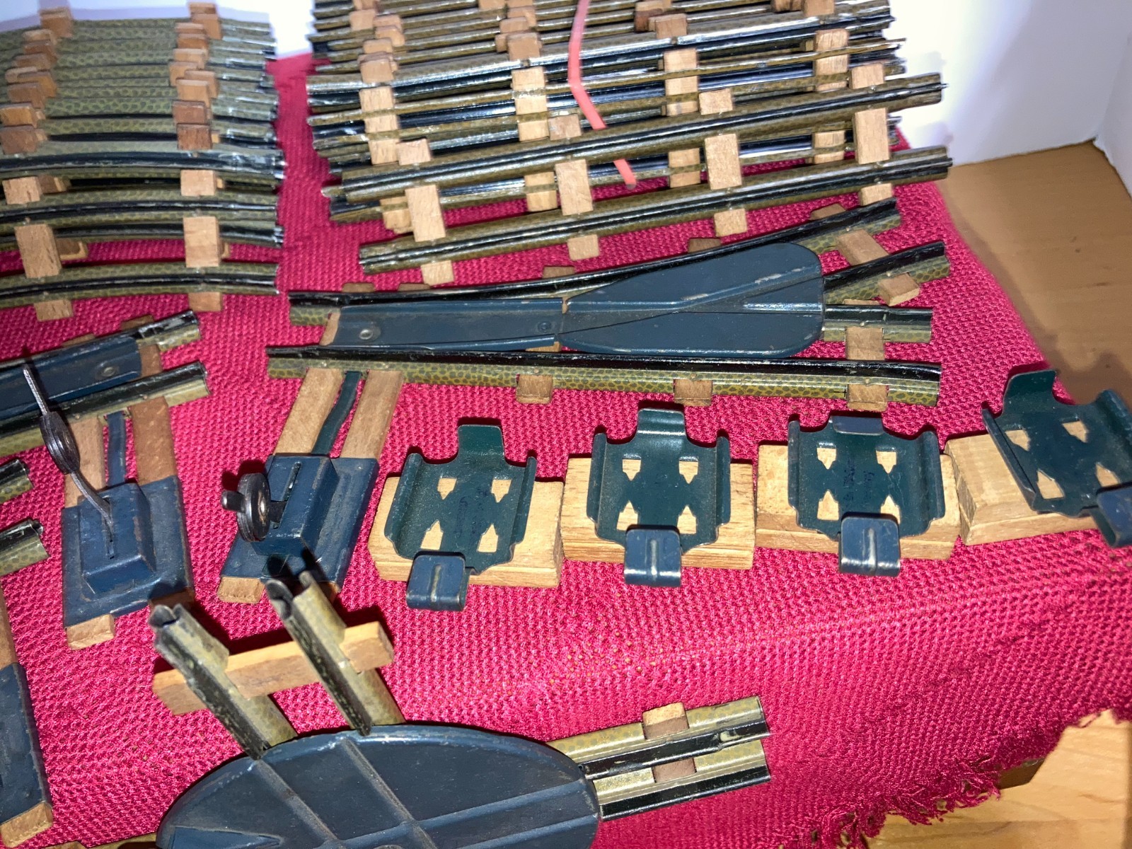 Biller Bahn “O” Clockwork 013, Shed, 5 Dump Cars, (3-7) 28 Pcs Track + Runs