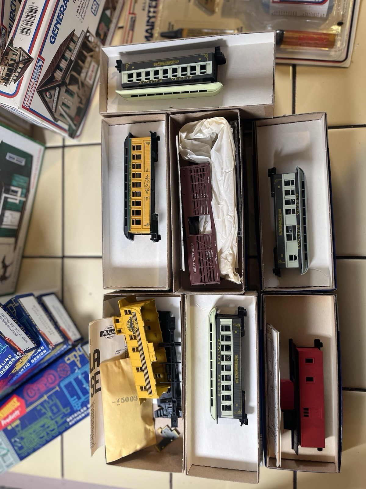Huge Vintage HO Scale Train Lot Roundhouse Athearn Logging Mill Model Power