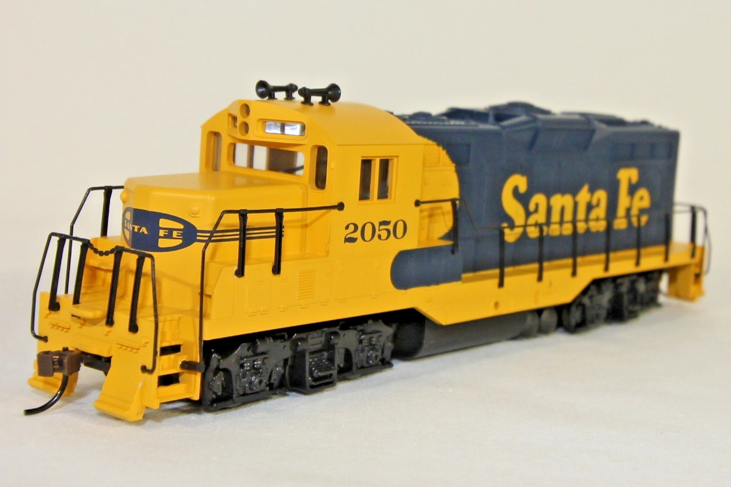 Walthers HO GP9M Santa Fe #2050 Classic Blue & Yellow – New/Original Packaging