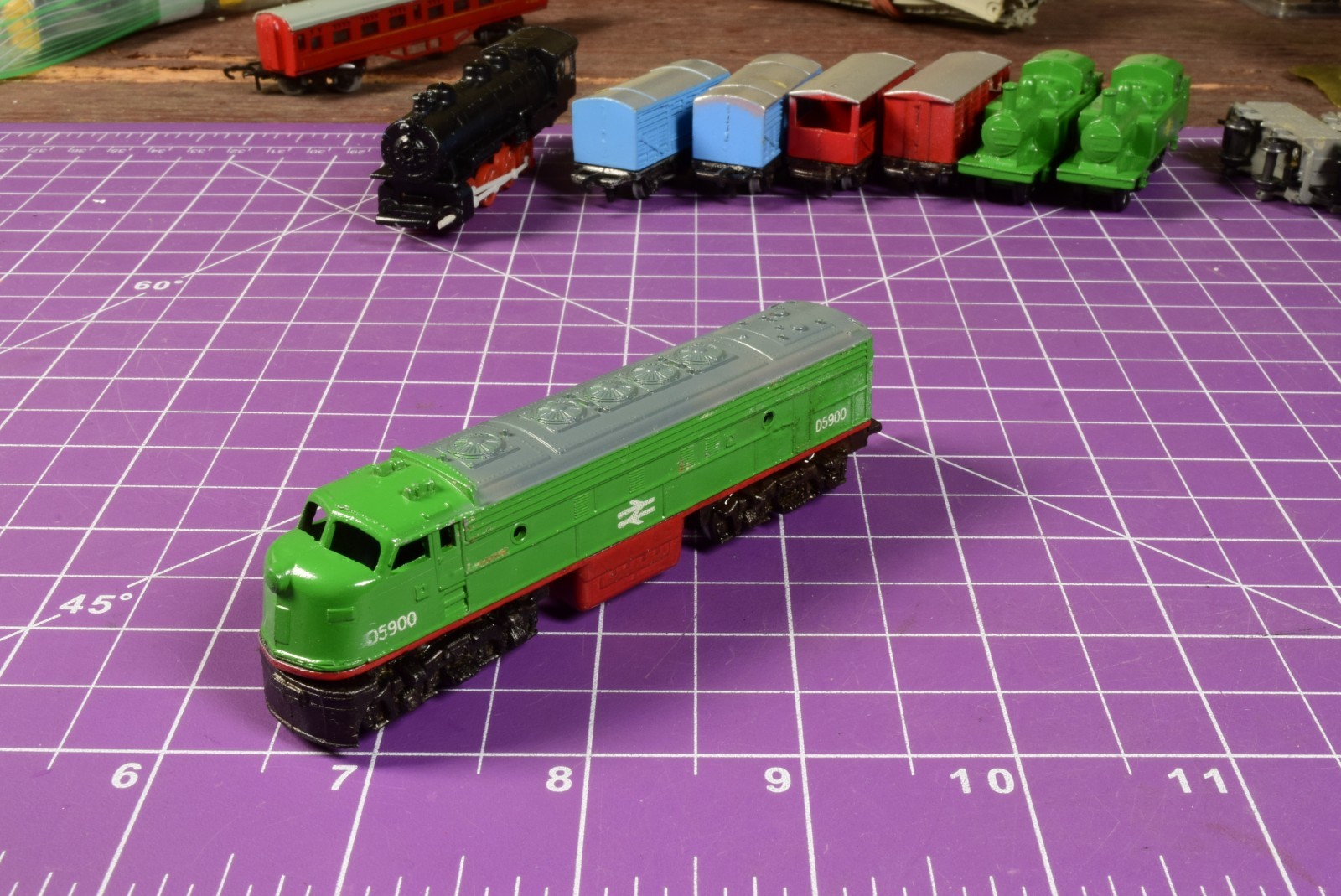 N/OOO SCALE – Lone Star Treble-O-Trains green Locomotive F series even