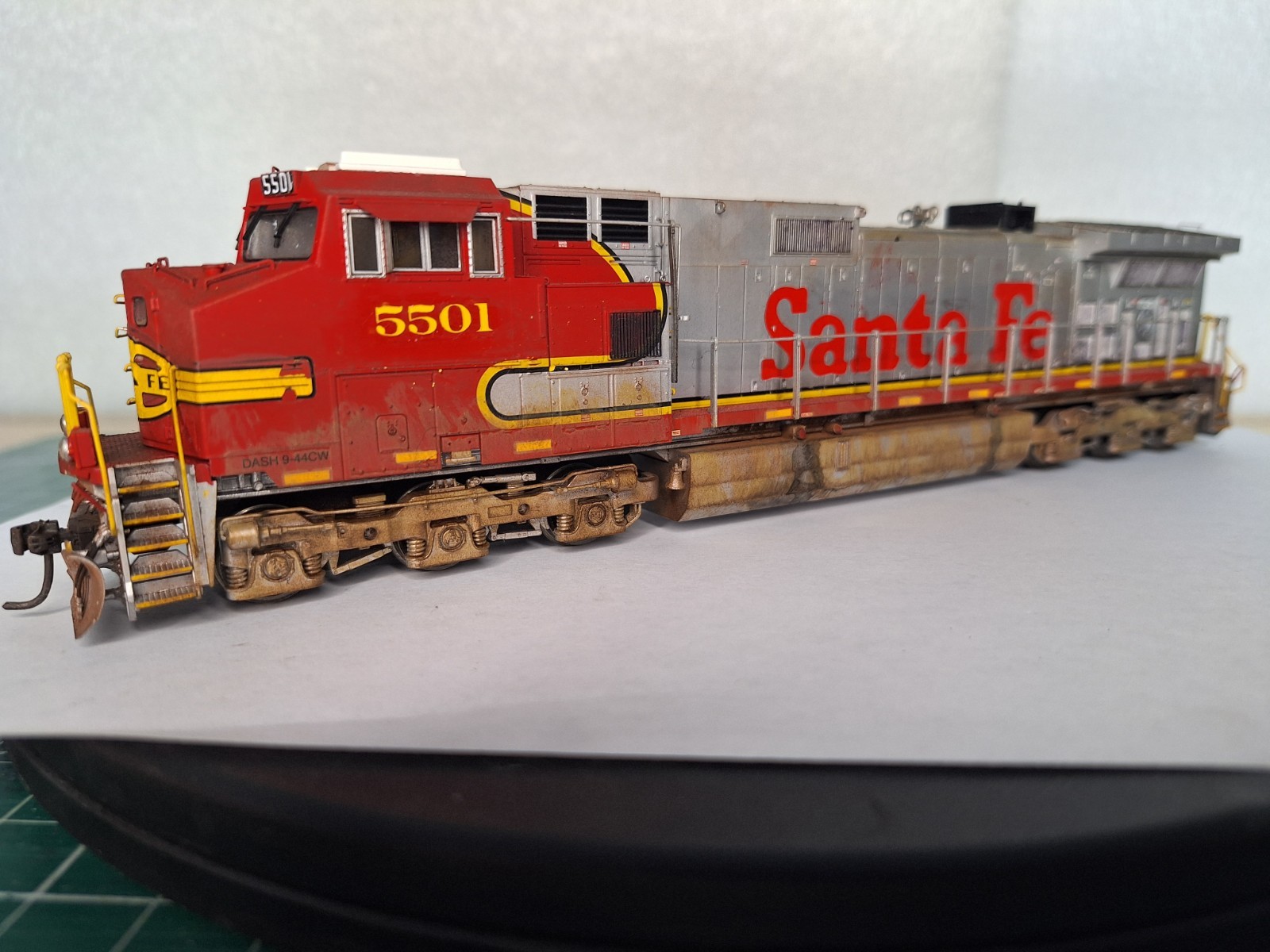 HO-Scale MTH GE C44-9W Santa Fe 5501