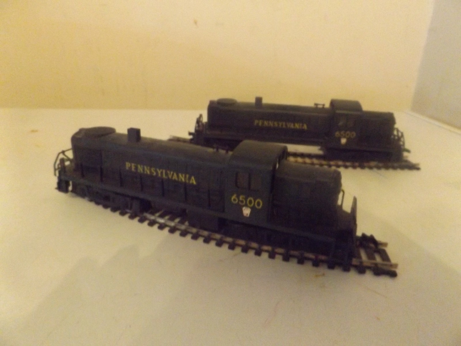 AHM 5131 HO PENNSYLVANIA RR Alco RS-2 DIESEL POWERED & DUMMY UNIT