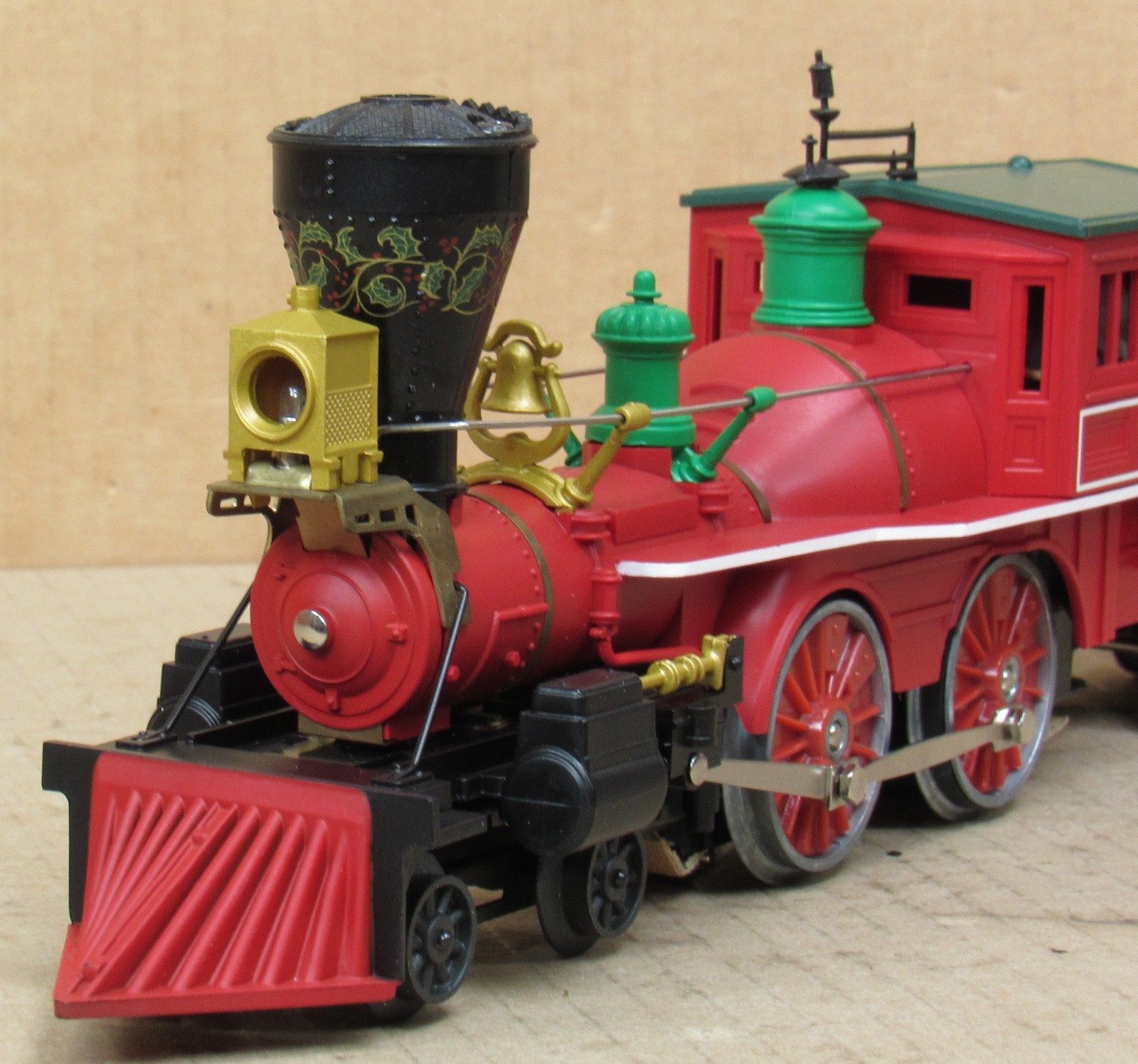 Lionel 18732 Christmas 4-4-0 “General” Steam Engine w/Smoke O-Gauge NOS *