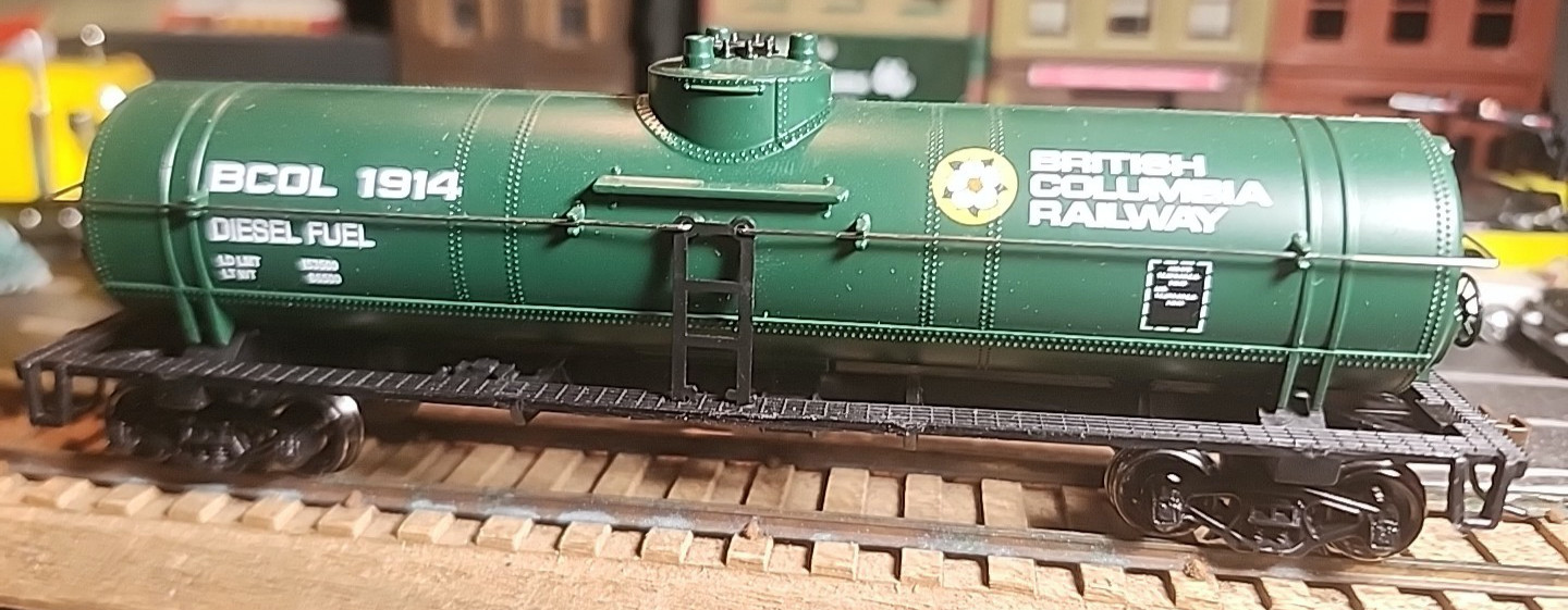 Walthers HO=1/87 Tank Cars-BCOL=BRITISH COLUMBIA RAILWAY-BUILT-RTR-LAYOUT-MW