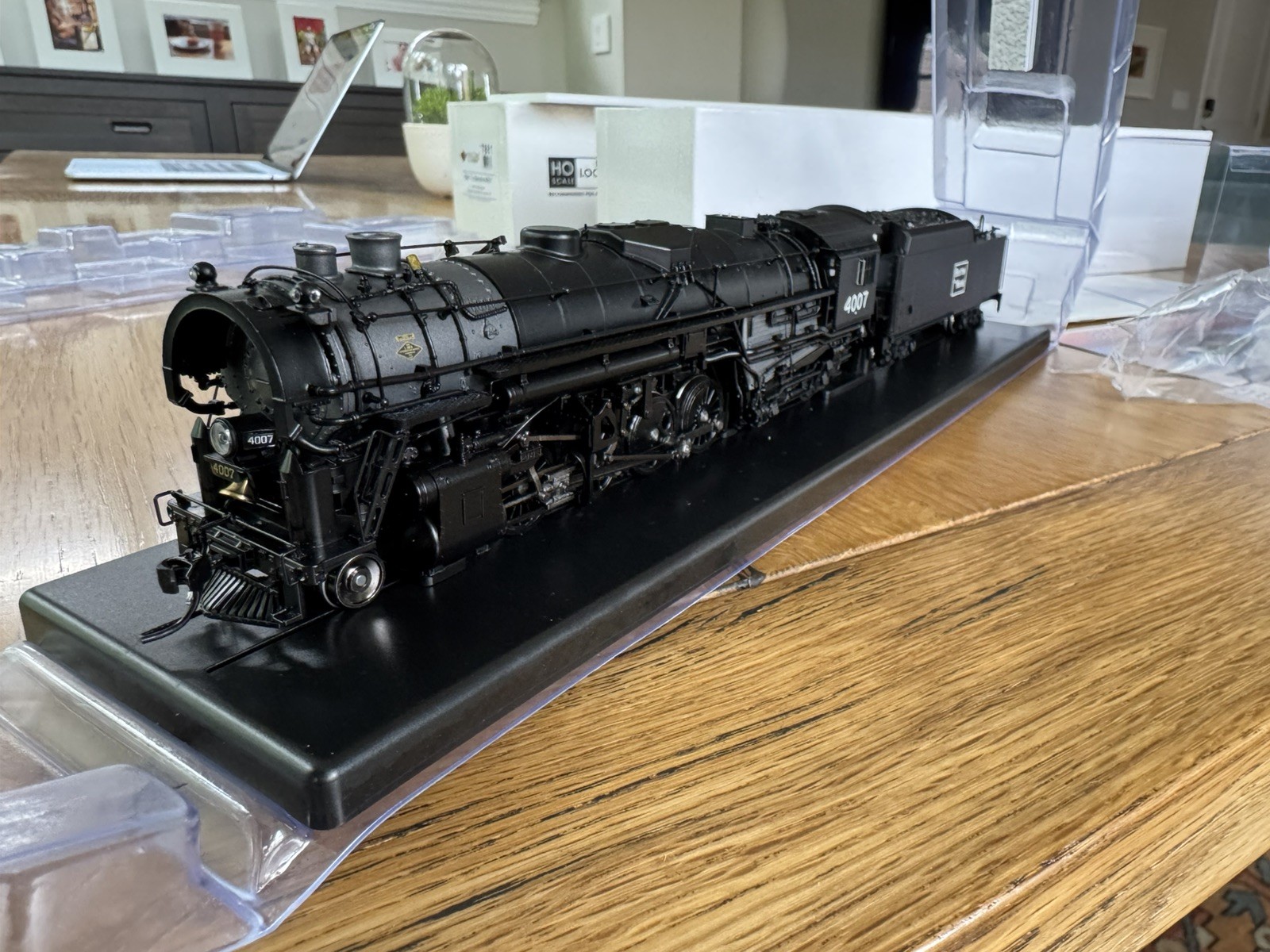 Broadway Limited HO 7881 Boston & Maine 2-8-4 Berkshire, T1a #4007, 4-axle Tende