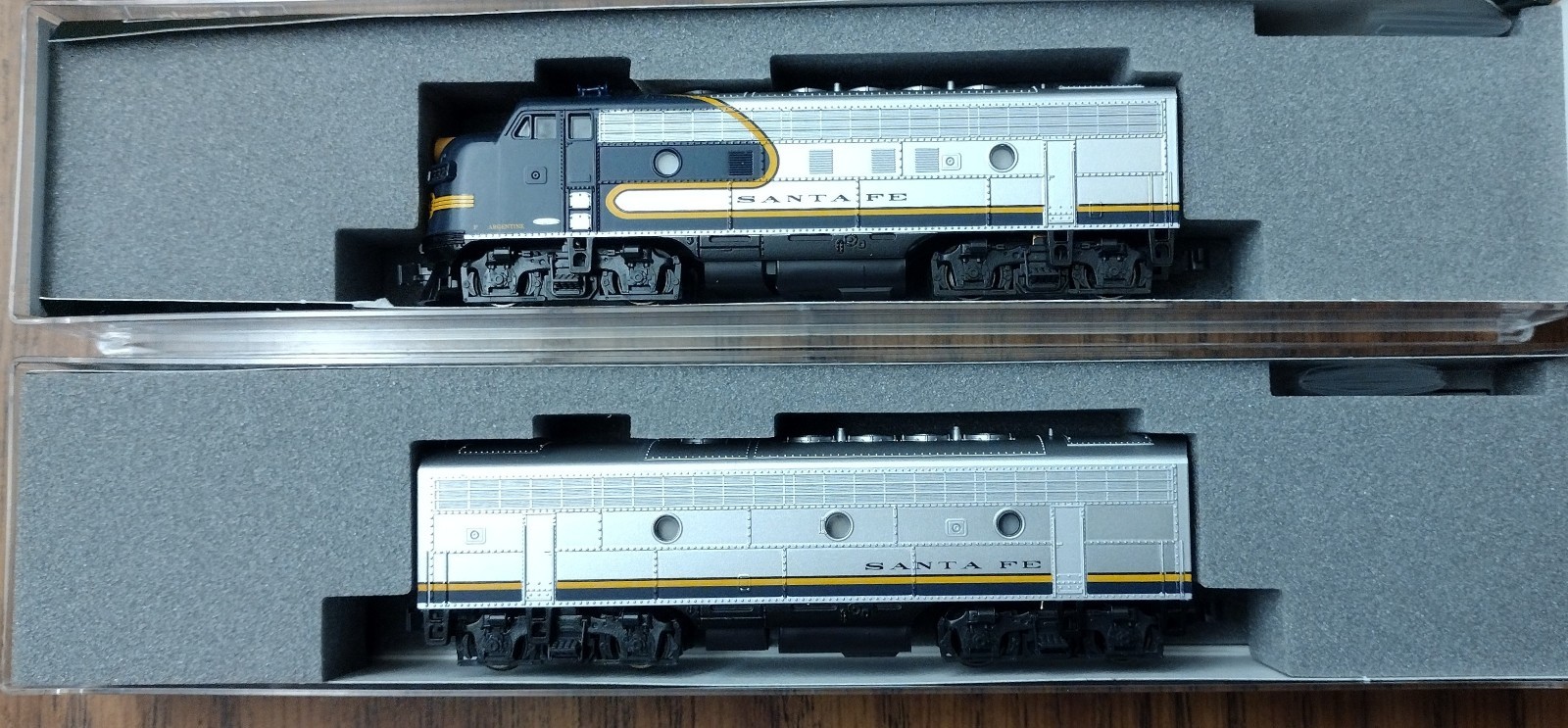 Kato N #176-2126/176-2213 F7A/F7B Santa Fe Bluebonnet #332 (Powered Set)