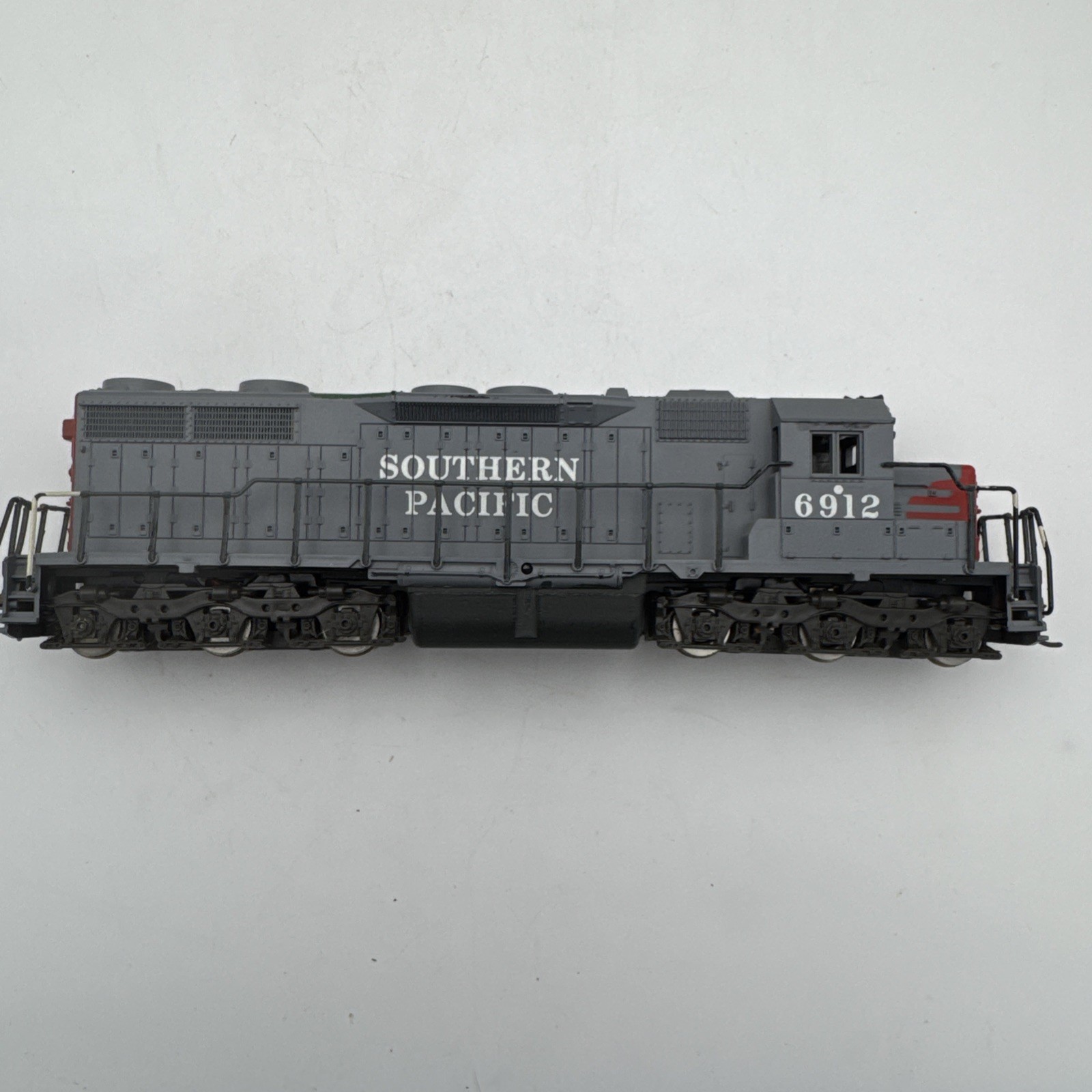 ATLAS # 7014 – SOUTHERN PACIFIC SD35 POWERED LOCOMOTIVE # 6912 -HO SCALE