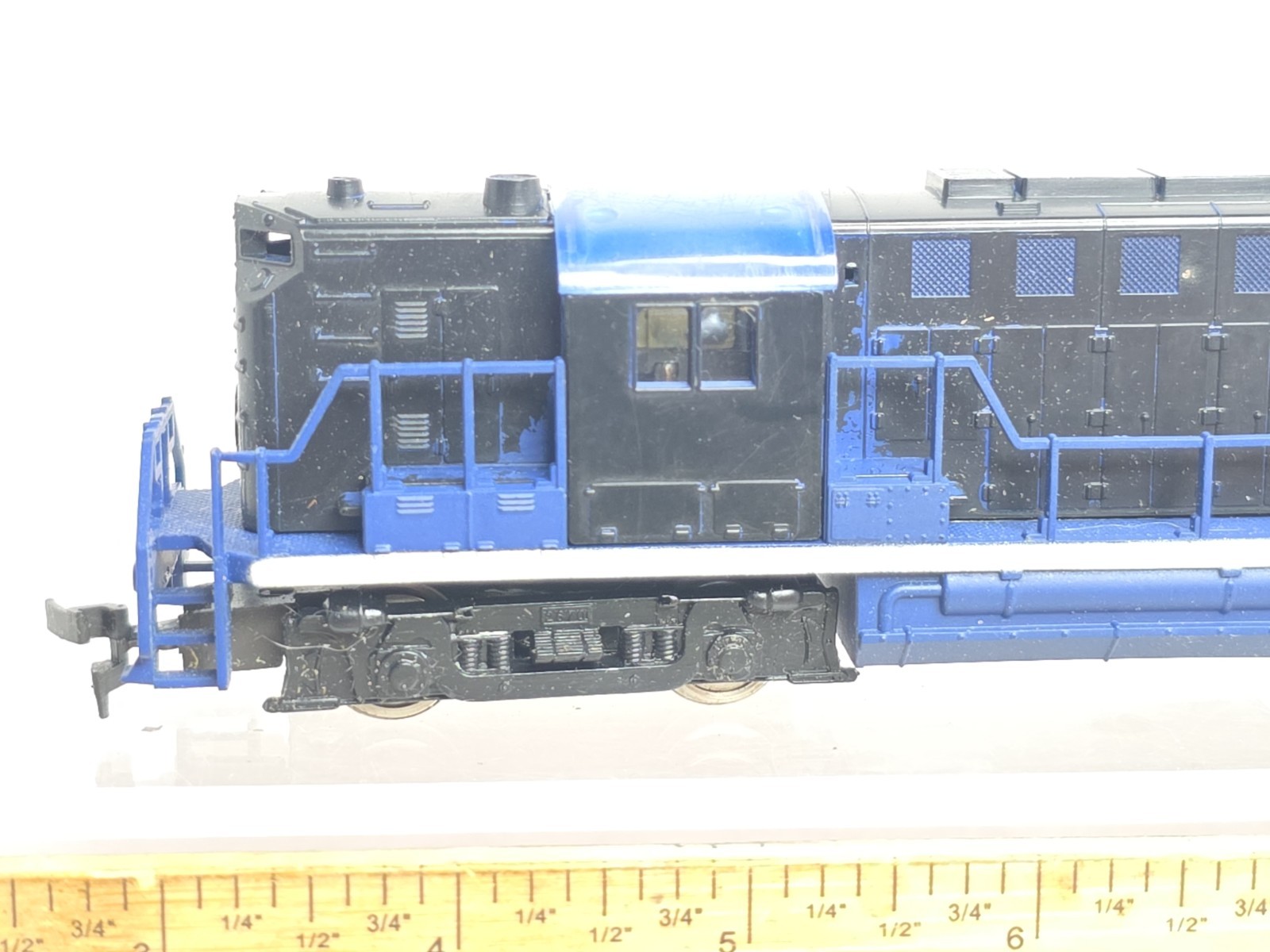 Life Like HO Scale T232 “Undecorated” RS-11 Diesel Road Switcher Locomotive Runs