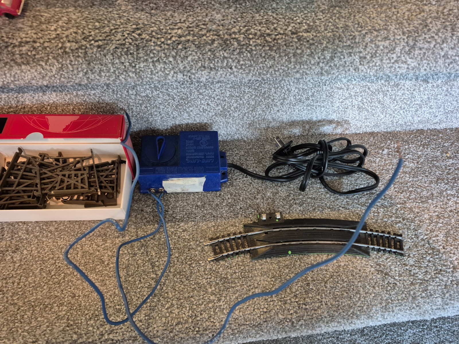 Mix Set of Atlas HO Model Railroad Engine and cars