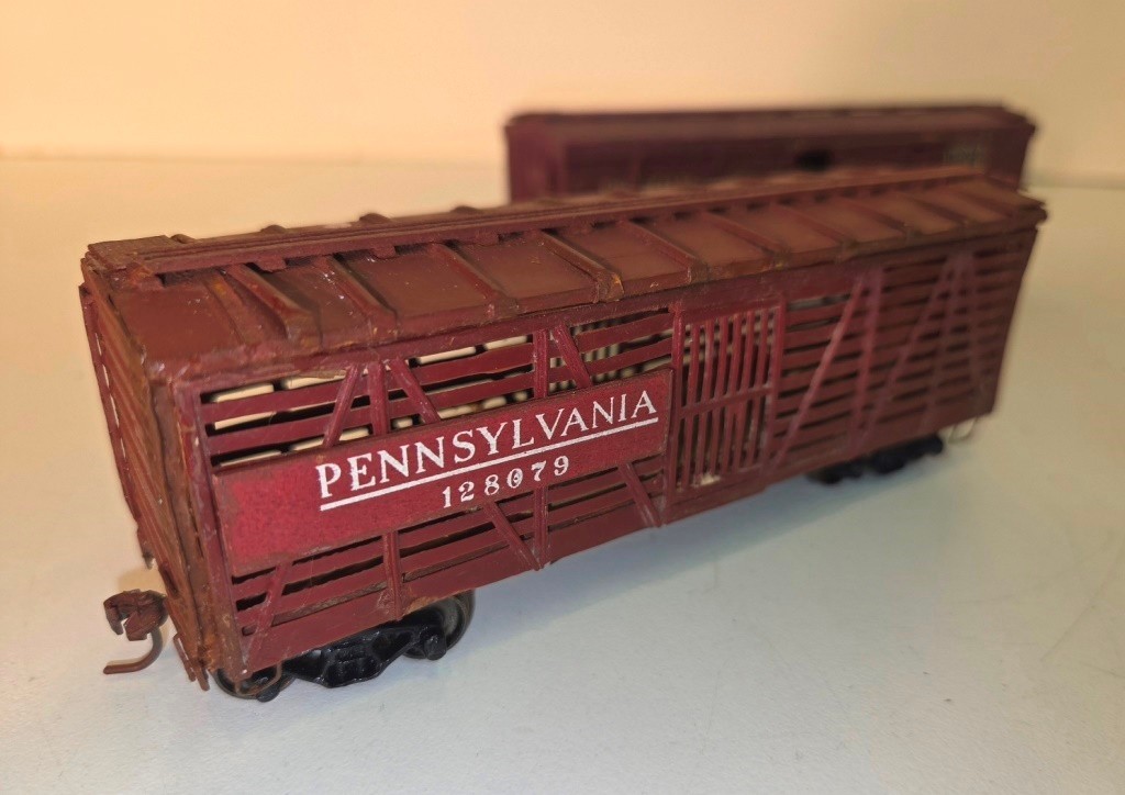 Vintage HO / IHC NEW HAVEN 2-8-0 Consolidation Locomotive & Tender w/ (4) Cars