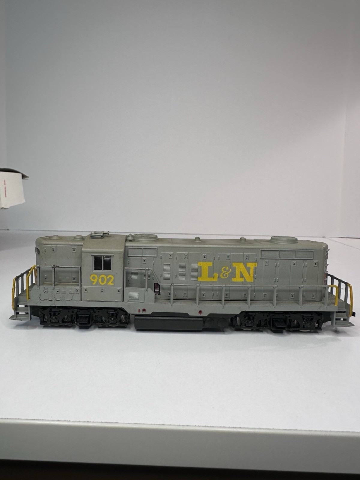 AHM EMD GP-18 Diesel Loco L&N #902