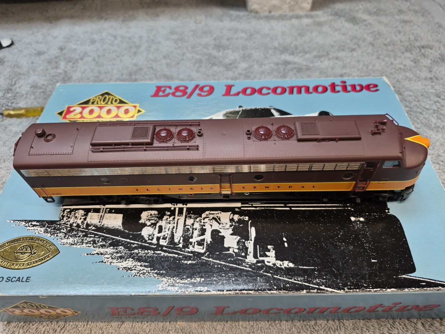 HO Proto 2000 ILLINOIS CENTRAL EMD E8/9 Powered Diesel Locomotive IC #4022 NIOB