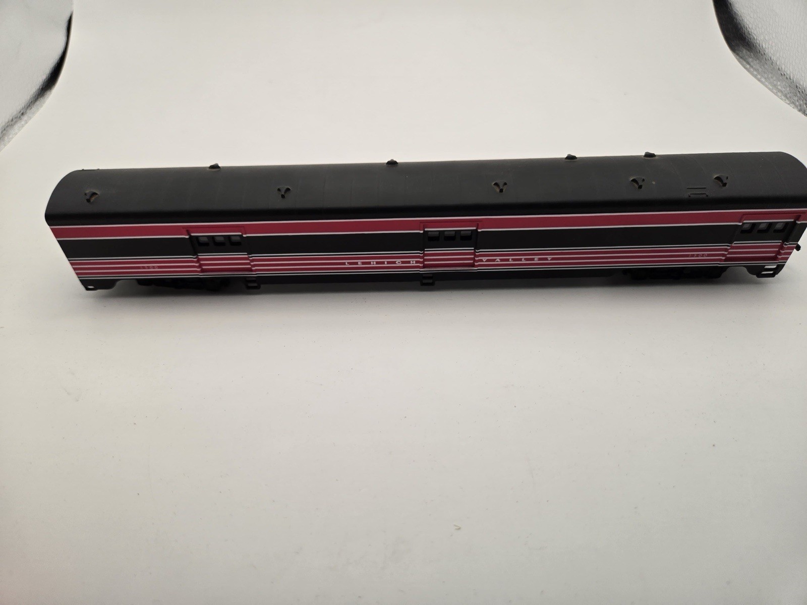 IHC HO Lehigh Valley E8 A/B Set Powered + 2 Passenger Cars -2 Locomotives,2 Cars