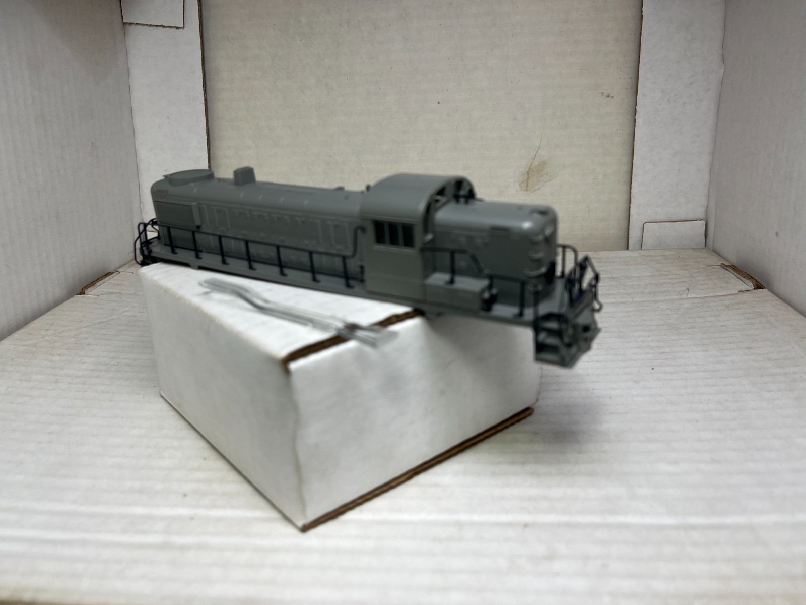 ATLAS / KATO HO 1/87 ALCO RS3/RSD4/5 UNDECORATED DIESEL BODY SHELL w HANDRAILS